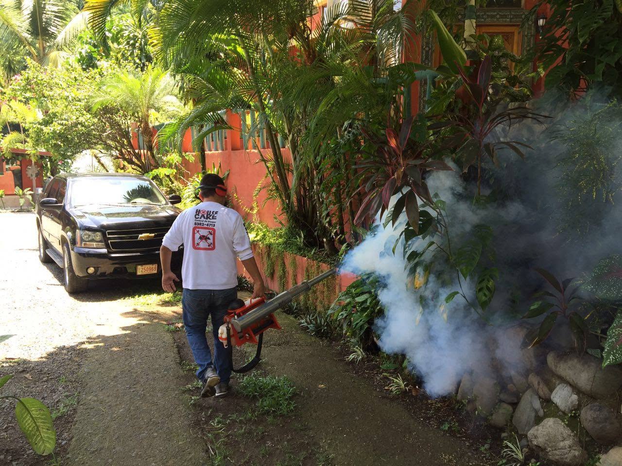Trabajo de fumigacion en zona verde
